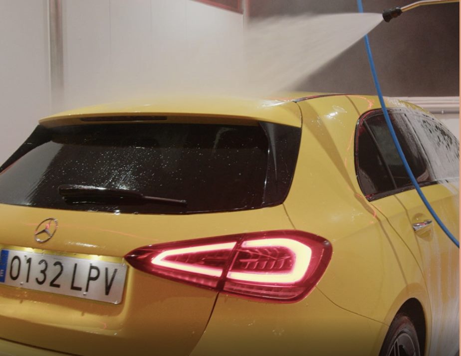 Mercedes Clase A amarillo de PureWash durante el lavado