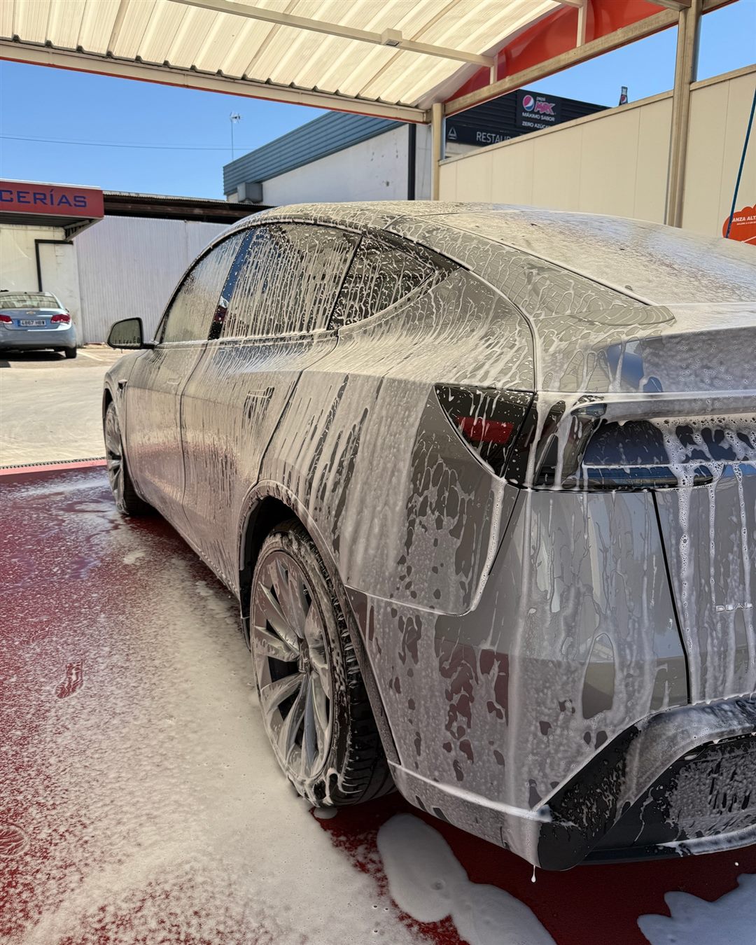 Coche cubierto de espuma en un box PureWash